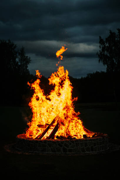 große flammen von brennendem lagerfeuer in der nacht. - fire pit fire camping burning stock-fotos und bilder