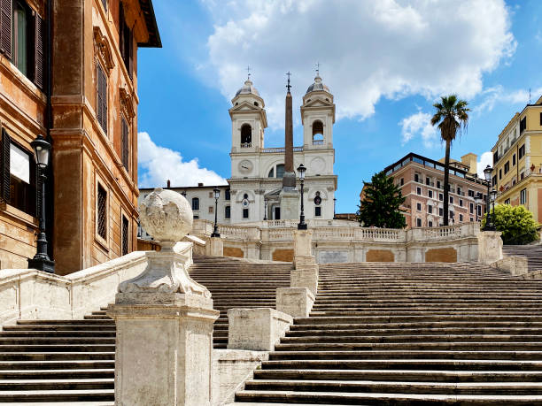 les marches espagnoles exceptionnellement vides pendant la journée pendant la période de quarantaine en raison de la propagation du coronavirus. - piazza di spagna spanish steps church trinita dei monti photos et images de collection