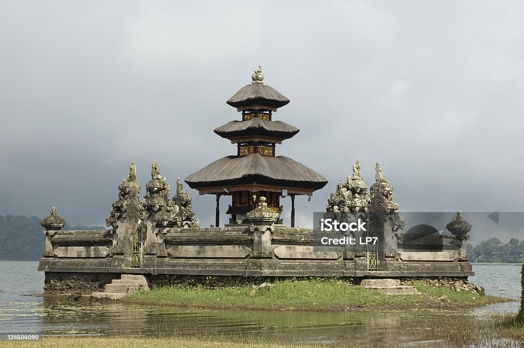 Templo de Pura Ulun Danau Bali, Indonesia - Foto de stock de Agua libre de derechos