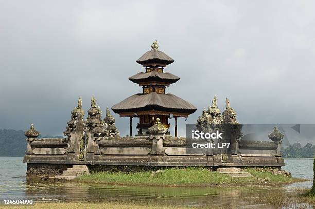 Templo De Pura Ulun Danau Bali Indonesia Foto de stock y más banco de imágenes de Agua - Agua, Aire libre, Arquitectura