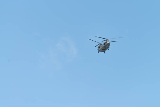 boeing ch-47 chinook do exército holandês voa por - transport helicopter - fotografias e filmes do acervo