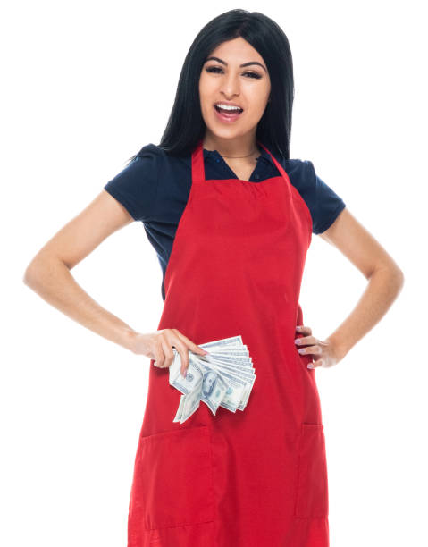 mujeres jóvenes latinoamericanas e hispanas de pie frente a fondo blanco con pantalones y sosteniéndonos moneda - laughing women us paper currency isolated fotografías e imágenes de stock