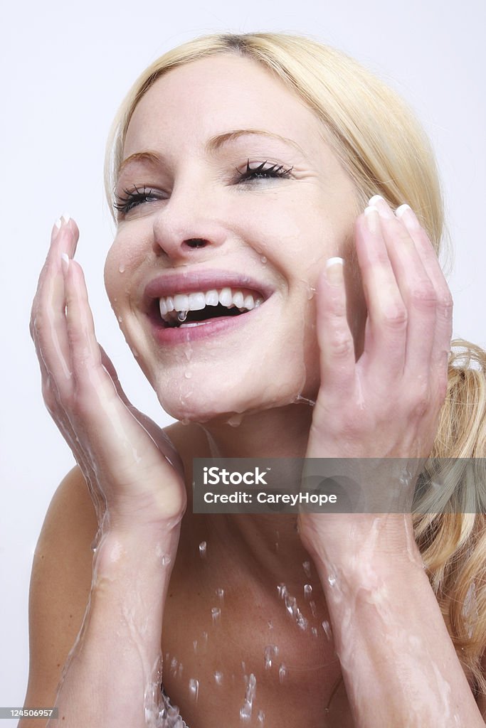 Femme souriante de nettoyage du visage - Photo de Adulte libre de droits