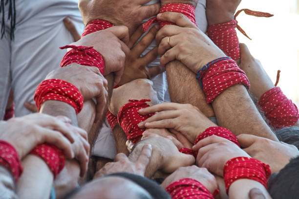 típico castillo humano de catalunya - castellers fotografías e imágenes de stock