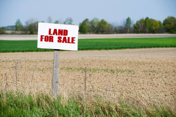 istock A sign is in front of the field. Red text. 1245094297