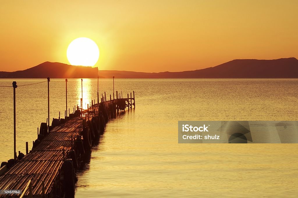 Beach pier all'alba - Foto stock royalty-free di Acqua