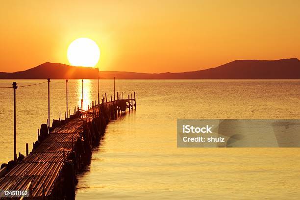 Beach Pier Allalba - Fotografie stock e altre immagini di Acqua - Acqua, Alba - Crepuscolo, Ambientazione esterna