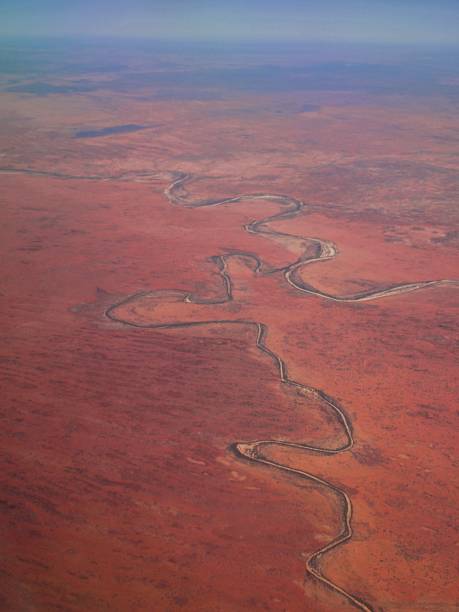 하늘을 배경으로 한 농경지의 높은 각도 보기 - alice springs australia northern territory outback 뉴스 사진 이미지