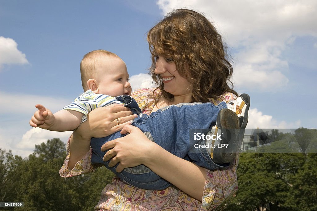 Мать с сыном - Стоковые фото Веселье роялти-фри