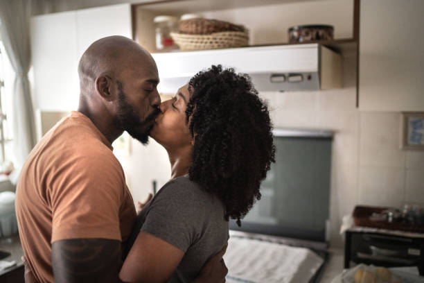 casal feliz dançando na cozinha - dating couple love latin american and hispanic ethnicity - fotografias e filmes do acervo