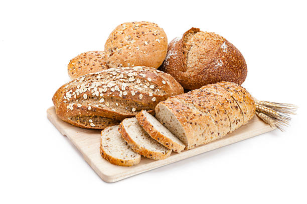 divers pains de pain brun sur le fond blanc - brown bread bread wheat bakery photos et images de collection