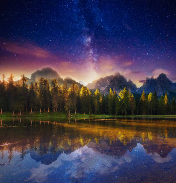 gran vista del lago di antorno en el parque nacional tre cime di lavaredo. - belluno veneto european alps lake fotografías e imágenes de stock