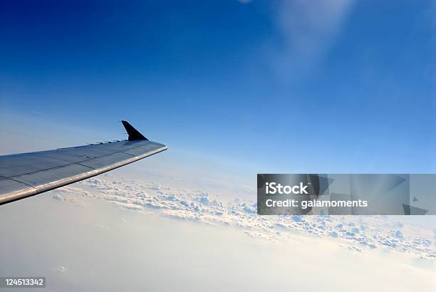 Foto de Voando e mais fotos de stock de Genérico - Genérico, Lugar Genérico, Avião