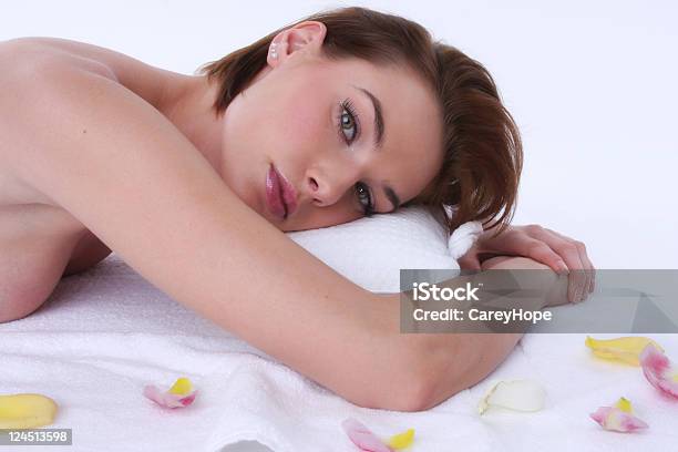 Hermosa Mujer En El Spa Foto de stock y más banco de imágenes de Adulto - Adulto, Adulto joven, Almohada