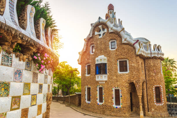 słoneczny poranek w park guell - antonio gaudi outdoors horizontal barcelona zdjęcia i obrazy z banku zdjęć