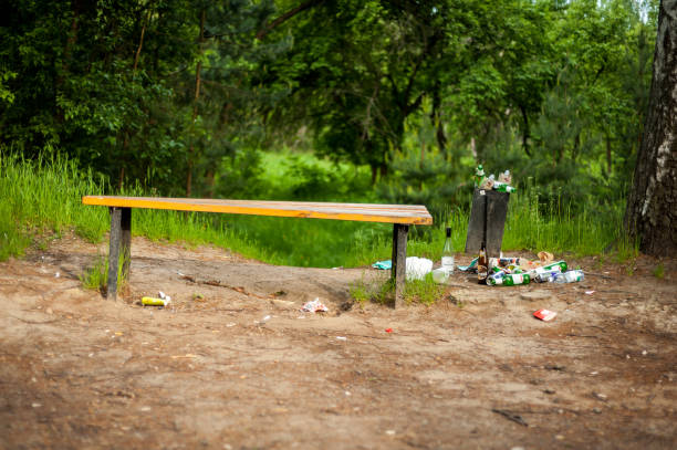 une poubelle débordante dans un parc de loisirs au plus fort d’une infection coronavirus. - dirty bench empty park photos et images de collection