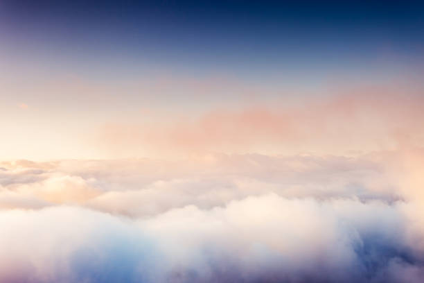 mgła i chmury na błękitnym niebie. - heaven light day god zdjęcia i obrazy z banku zdjęć
