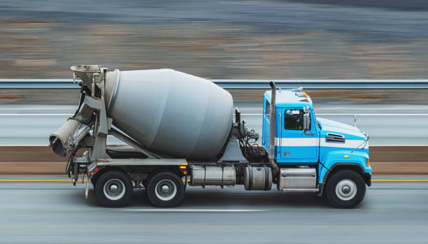 cement truck en route - truck motion road cement truck imagens e fotografias de stock