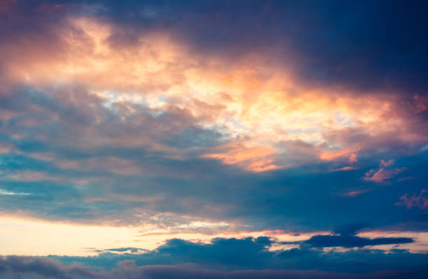 antastico tramonto colorato e nuvole inquietanti scure. - god light sunbeam jesus christ foto e immagini stock