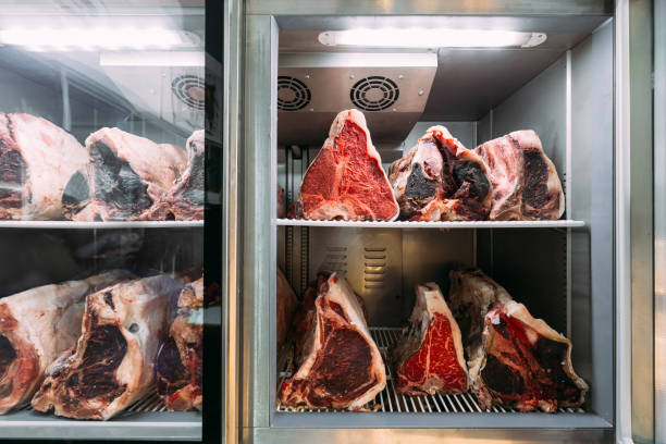Dry-aged Wagyu beef steak with large fillet in the fridge. The preparation process by let the beef break down by natural enzymes, creates a greater concentration of beef flavor, taste and more tender. filete de ternera wagyu de edad seca con filete grande en la nevera. el proceso de preparación de dejar que la carne de vacuno se descomponga por enzimas naturales, crea una mayor concentración de sabor de carne de res, sabor y más tierno.