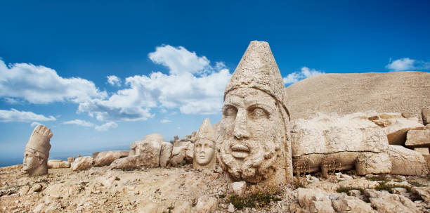 statue di dio del regno kommagene di montagna nemrut. - adiyaman foto e immagini stock