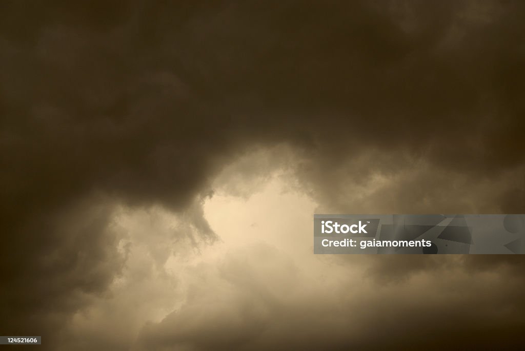 Nuvens de tempestade, ao anoitecer - Foto de stock de Acidentes e desastres royalty-free
