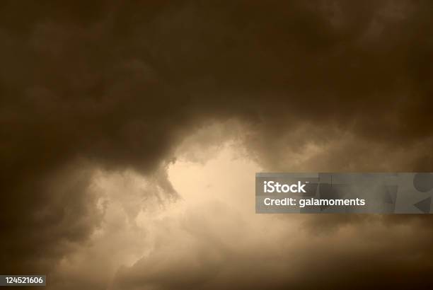 Foto de Nuvens De Tempestade Ao Anoitecer e mais fotos de stock de Acidentes e desastres - Acidentes e desastres, Adversidade, Alto contraste