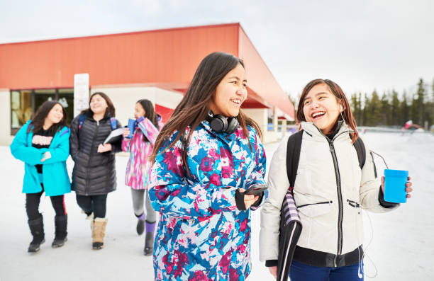 nous avons beaucoup de plaisir aujourd’hui à l’école - child winter snow asian ethnicity photos et images de collection