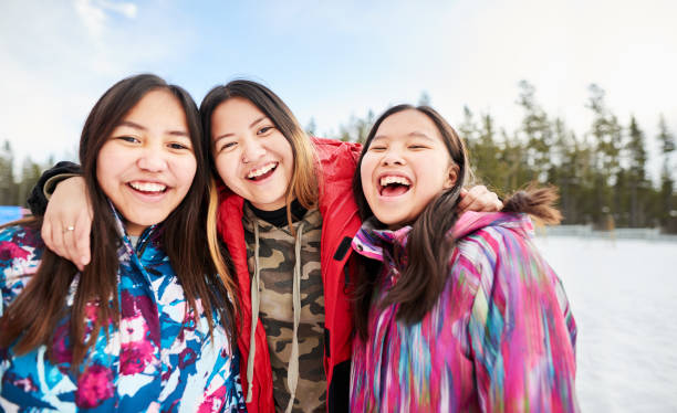 przyjaciele razem w zagłębieniu - nature smiling teenage girls female zdjęcia i obrazy z banku zdjęć