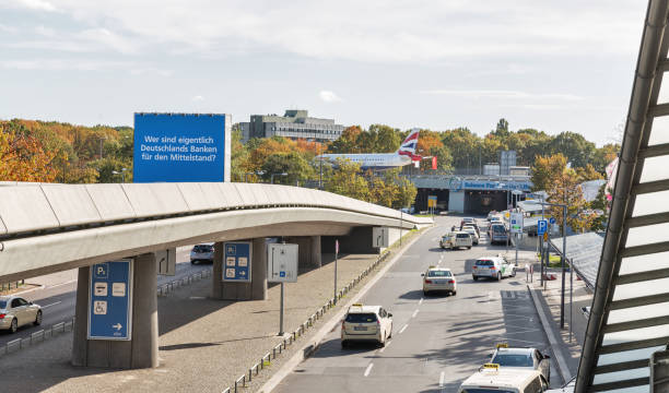 intersección de tráfico del aeropuerto de tegel en berlín, alemania. - parking sign taxi taxi sign cloud fotografías e imágenes de stock