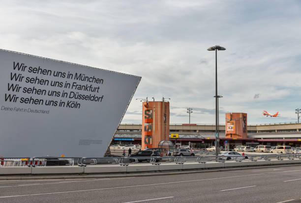 aeropuerto de tegel en berlín, alemania. - parking sign taxi taxi sign cloud fotografías e imágenes de stock