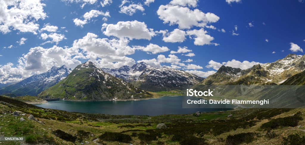 Lago Montaspluga - Foto stock royalty-free di Alpi