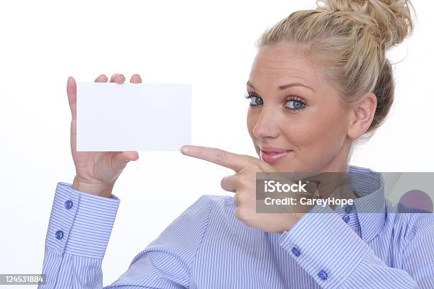 Mulher Com Um Cartão De Índice - Fotografias de stock e mais imagens de Adulto - Adulto, Apontar - Sinal Manual, Cabelo Louro