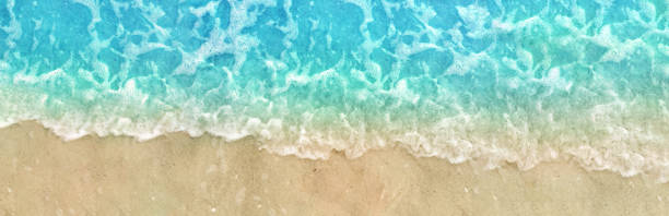 primo piano di blue summer water wave tide e sea foam washing up su ocean beach shore sand texture background - sand wave pattern beach wave foto e immagini stock