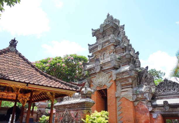 ozdobnie rzeźbione kamienne zewnątrz świętej świątyni hinduistycznej i budynków w ubud, bali, indonezja - bali balinese culture art carving zdjęcia i obrazy z banku zdjęć