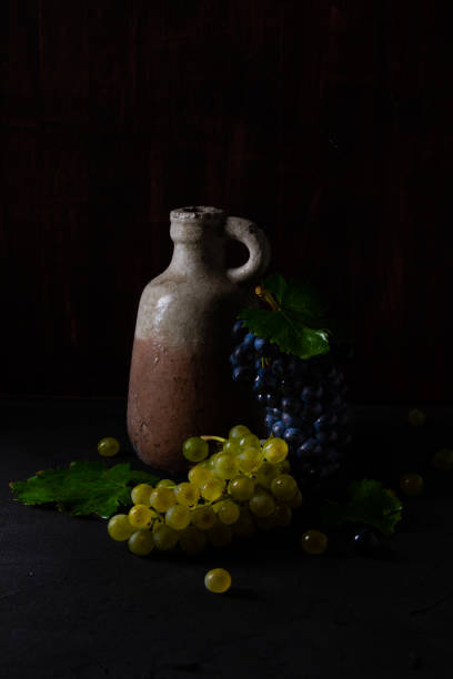 свежий синий и зеленый виноград с листьями. виноград и кувшин - 4737 стоковые фото и изображения