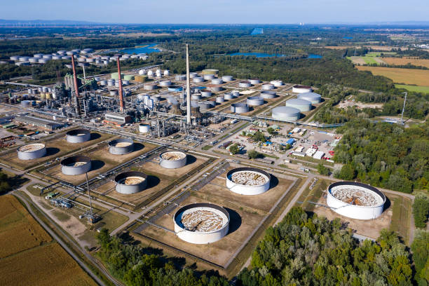 zakład petrochemiczny, widok z lotu ptaka - oil refinery refinery fuel storage tank germany zdjęcia i obrazy z banku zdjęć