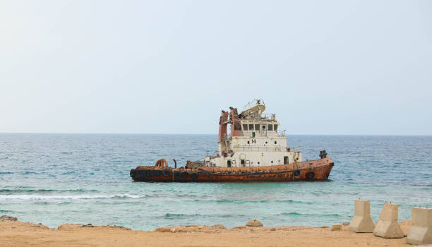 barco hundido en el mar rojo - sailing ship shipping beached industrial ship fotografías e imágenes de stock