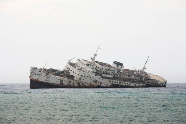 barco hundido en el mar rojo - sailing ship shipping beached industrial ship fotografías e imágenes de stock