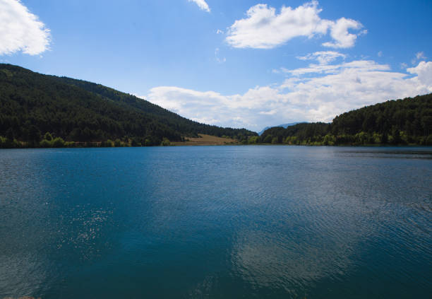 산악 풍경. 여름, 화창한 날에는 푸른, 깨끗한 호수 독사 호수와 무지개 (그리스, 지역 코린티아, 펠로폰네스)의 전망을 감상 할 수 있습니다. - greece blue forest national landmark 뉴스 사진 이미지