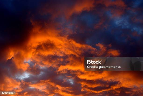 Dramatyczne Wschód Słońca Niebo - zdjęcia stockowe i więcej obrazów Ciemny - Ciemny, Niespokojne niebo, Altostratus