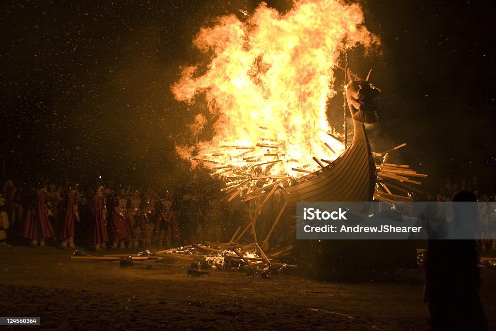 Vous Helly Aa brûler bateau Viking Galley - Photo de Drakkar libre de droits