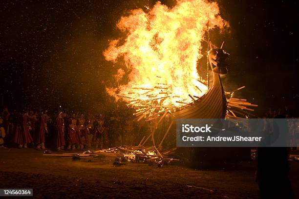 Photo libre de droit de Vous Helly Aa Brûler Bateau Viking Galley banque d'images et plus d'images libres de droit de Drakkar - Drakkar, Viking, Brûler