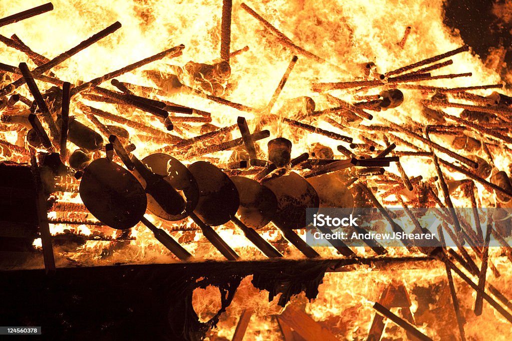 Up Helly Aa queima cozinha Viking Shields - Foto de stock de Navio Viquingue royalty-free