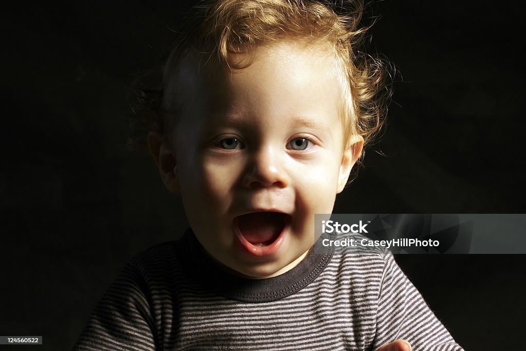 少年笑う金髪幼児 - クローズアップのロイヤリティフリーストックフォト