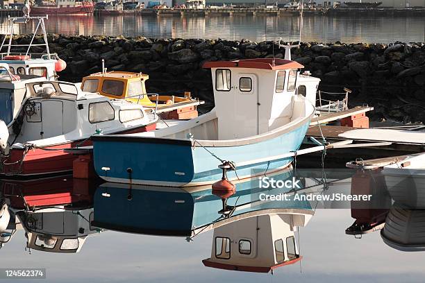 Barco De Reflexão - Fotografias de stock e mais imagens de Ilhas de Shetland - Ilhas de Shetland, Pesca, Amarrado