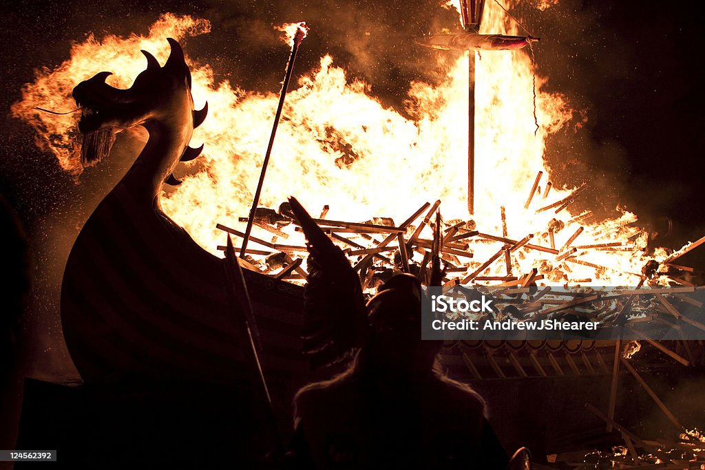 A bordo nave di bruciore Helly Aa - Foto stock royalty-free di Nave vichinga