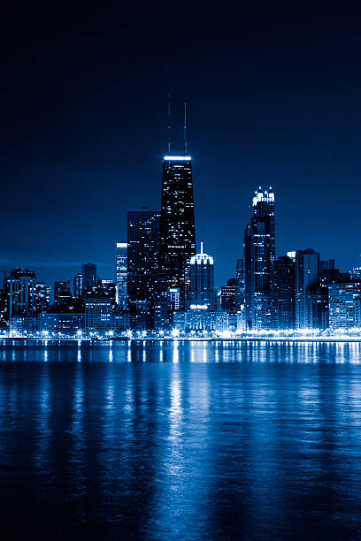 skyline von chicago bei nacht - chicago illinois lake hancock building stock-fotos und bilder