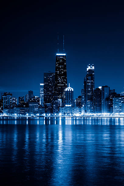 los edificios de la ciudad por la noche - chicago at night fotografías e imágenes de stock