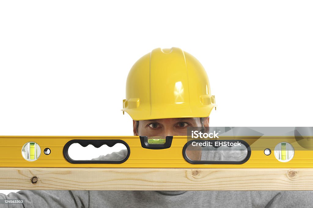 Appaltatore edile carpentiere con livello e su bianco Elmetto da cantiere - Foto stock royalty-free di Adulto